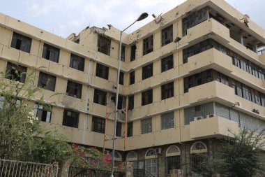 Taiz / Yemen - 08 Ekim 2016: El-Houthi milisleri tarafından bombalanan El-Jumhori Hastanesi üzerindeki yıkımın etkileri kapatılmasına yol açtı .