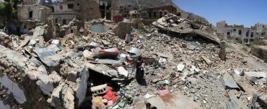 Taiz / Yemen - 13 Nisan 2017: Bir Yemenli kız güneydeki Taiz kentindeki harabe evlerin arasında yer alıyor.