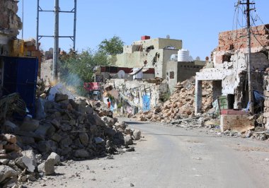Taiz / Yemen - 05 Aralık 2016: Taiz şehrinin doğusundaki El-Yahmaliya Mahallesi 'nde Halk Direnişi ve El-Houthi milisleri arasındaki şiddetli çatışmalar sonucu yıkılan evler .