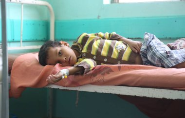 Taiz / Yemen - 29 Haziran 2017: Taiz, Yemen 'de kolera hastası bir çocuk.