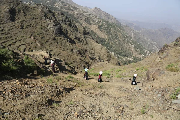Taiz / Yemen -02 Nisan 2017: Yemenli kadınlar savaş ve Yemen 'deki abluka nedeniyle engebeli dağ yollarından yiyecek ve içecek ihtiyaçlarını getiriyorlar