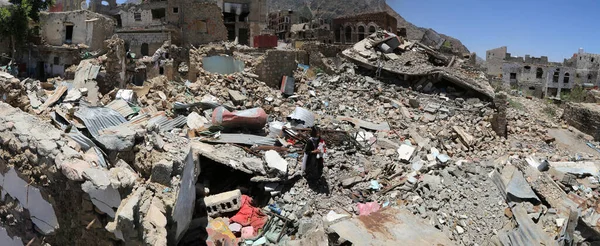 Taiz / Yemen - 13 Nisan 2017: Bir Yemenli kız güneydeki Taiz kentindeki harabe evlerin arasında yer alıyor.