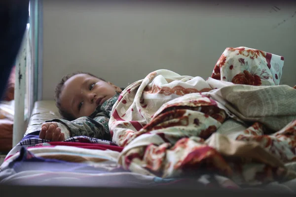 Taiz / Yemen - 29 Haziran 2017: Taiz, Yemen 'de kolera hastası bir çocuk.