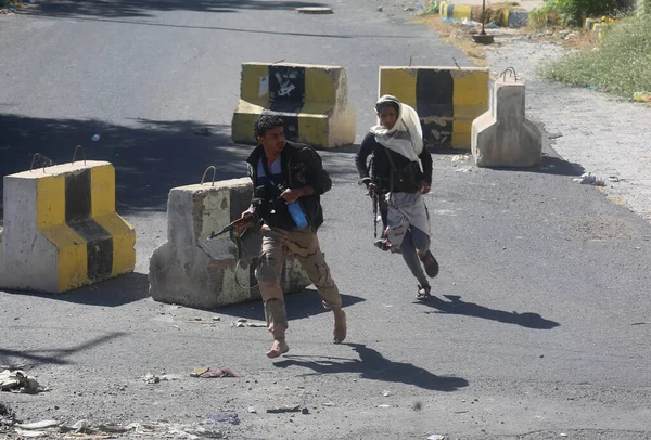 Taiz / Yemen - 18 Kasım 2016: Taiz City, Yemen 'de El-Houthi milislerine karşı meşru ordu saflarında savaşan asker.
