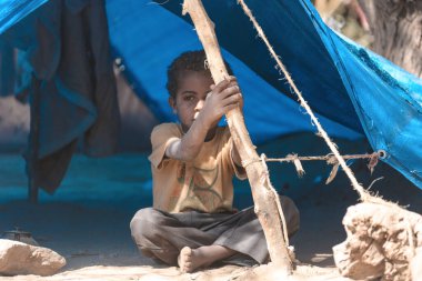 Taiz _ Yemen _ 09 Şubat 2017: Evinden uzaklaştırılan Yemen 'li bir çocuk, o ve ailesi Taiz kentinde devam eden savaş nedeniyle açık alanda yaşıyor.