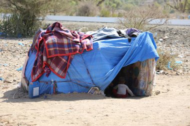 Taiz _ Yemen _ 09 Şubat 2017: Evinden uzaklaştırılan Yemen 'li bir çocuk, o ve ailesi Taiz kentinde devam eden savaş nedeniyle açık alanda yaşıyor.