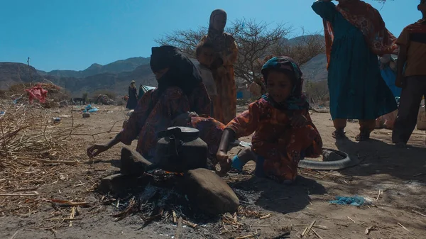 Taiz / Yemen - 09 Şubat 2017: Yemen 'deki bir kampta ailesiyle birlikte yaşayan bir kız çocuğu .