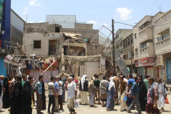 Taiz / Yemen - 10 Şubat 2015: Taiz, Yemen 'de Houthi milisleri tarafından yıkılan bir ev Katyusha roketleriyle bombalandı.