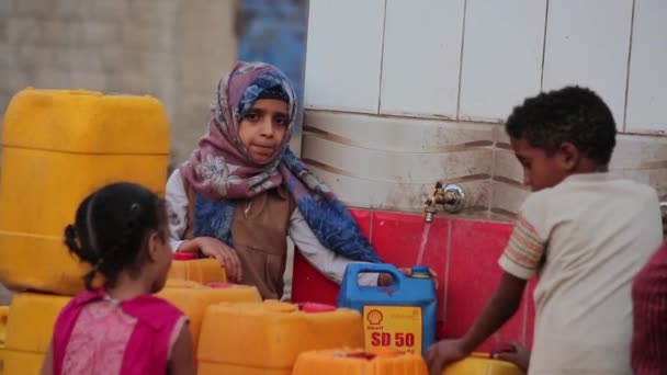 タイズ イエメン 3月2019 子供たちは水危機と戦争の開始以来 イエメン南部のタイズ市の住民によって目撃された困難な生活条件のために水を汲みます — ストック動画