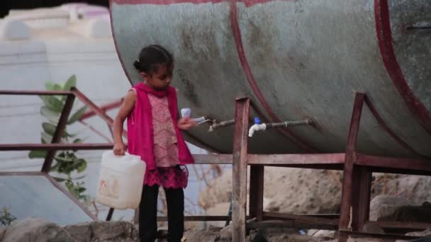 タイズ イエメン 3月2019 イエメンの女の子は 戦争中でHouthi民兵に包囲されているタイズの街で水を探しています — ストック動画