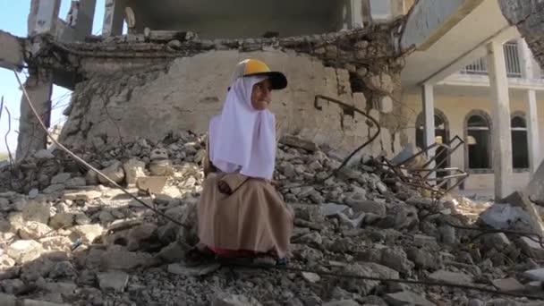 タイズ イエメン 12月2018 イエメンのタイズで彼女の破壊された学校の遺跡は Houthi民兵によって地雷によって爆発し 連合によってミサイルの爆撃を受けました — ストック動画