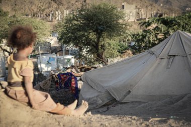 Taiz, Yemen- 04 Şubat 2021: Yemenli çocuklar ve kadınlar, Taiz kentindeki savaş yüzünden evlerinden sürgün edildikten sonra yerlerinden edilenler için açık bir kampta yaşıyorlar.