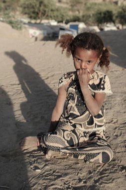 Taiz, Yemen- 04 Şubat 2021: Taiz, Yemen 'deki bir sürgün kampında fakir bir kız yaşıyor