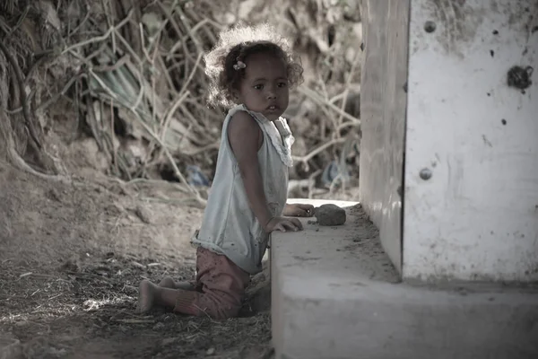 Taiz Iêmen Fevereiro 2021 Uma Pobre Garota Vive Campo Deslocamento — Fotografia de Stock
