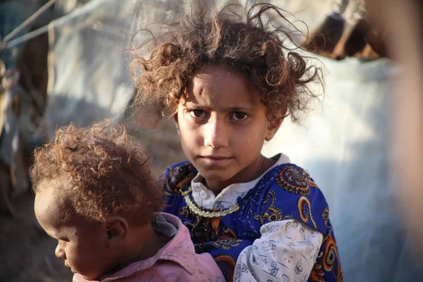 Taiz, Yemen- 04 Şubat 2021: Taiz, Yemen 'deki bir sürgün kampında fakir bir kız yaşıyor