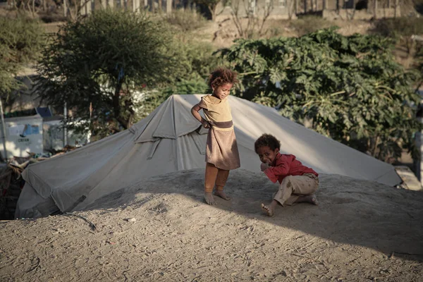 Taiz, Yemen- 04 Şubat 2021: Yemenli çocuklar ve kadınlar, Taiz kentindeki savaş yüzünden evlerinden sürgün edildikten sonra yerlerinden edilenler için açık bir kampta yaşıyorlar.