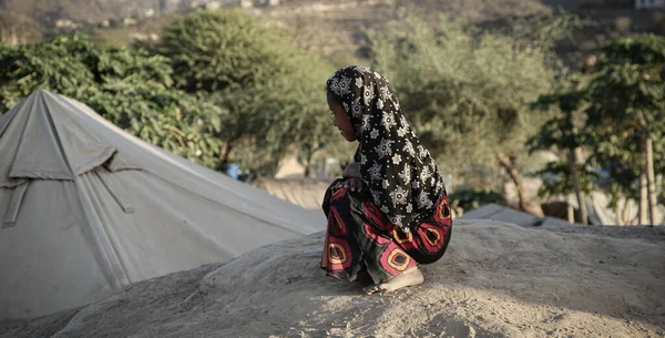 Taiz, Yemen- 04 Şubat 2021: Taiz, Yemen 'deki bir sürgün kampında fakir bir kız yaşıyor