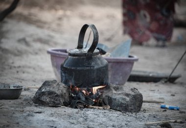 Taiz, Yemen- 04 Şubat 2021: Yemen 'deki savaştan kaçan yerlerinden edilmiş insanlar için çekilmiş bir resim, Taiz