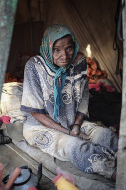 Taiz _ Yemen _ 04 Şubat 2021: Yemen savaşından kaçan yersiz insanlar için kamplarda yaşlı bir kadın yaşıyor