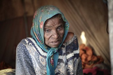 Taiz _ Yemen _ 04 Şubat 2021: Yemen savaşından kaçan yersiz insanlar için kamplarda yaşlı bir kadın yaşıyor