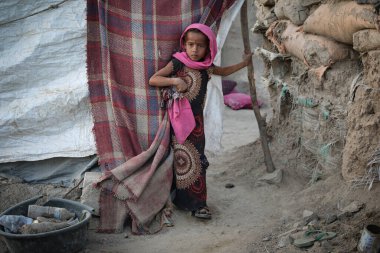 Taiz, Yemen- 04 Şubat 2021: Taiz, Yemen 'deki bir sürgün kampında fakir bir kız yaşıyor
