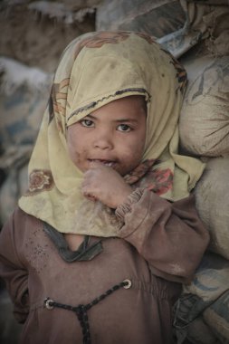 Taiz, Yemen- 04 Şubat 2021: Taiz, Yemen 'deki bir sürgün kampında fakir bir kız yaşıyor