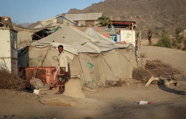 Taiz, Yemen- 04 Şubat 2021: Yemen, Taiz 'deki savaştan kaçan yerlerinden edilmiş insanlar için bir kampta çocuklarıyla birlikte yaşayan bir Yemenli.