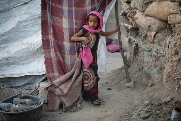 Taiz, Yemen- 04 Şubat 2021: Taiz, Yemen 'deki bir sürgün kampında fakir bir kız yaşıyor
