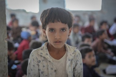 Taiz _ Yemen - 07 Ekim 2020: Yemenli çocuklar Taiz City, Yemen 'deki savaş tarafından yıkılan bir okulda okuyorlar