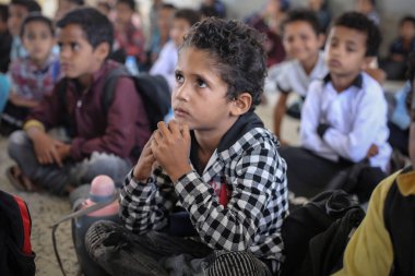 Taiz _ Yemen - 07 Ekim 2020: Yemenli çocuklar Taiz City, Yemen 'deki savaş tarafından yıkılan bir okulda okuyorlar