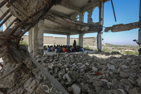 Taiz _ Yemen - 07 Ekim 2020: Yemenli çocuklar Taiz City, Yemen 'deki savaş tarafından yıkılan bir okulda okuyorlar