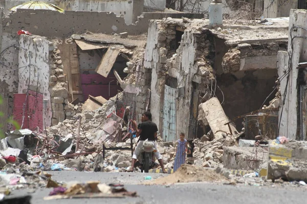 Taiz / Yemen - 24 Mayıs 2016: Yemen 'deki şiddetli savaş nedeniyle yıkılan evler - Taiz