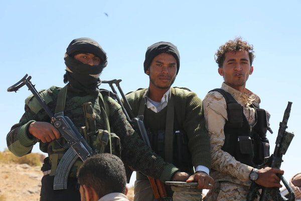 Тайз / Йемен - 30 ноября 2016 года: Солдаты, сражающиеся в рядах законной армии против ополчения Аль-Хуси в городе Таиз .