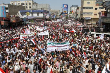 Taiz / Yemen - 22 Ağustos 2014: Taiz kentindeki Houthi milislerine karşı ve Yemen 'in meşruluğunu destekleyen gösteriler