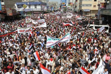Taiz / Yemen - 22 Ağustos 2014: Taiz kentindeki Houthi milislerine karşı ve Yemen 'in meşruluğunu destekleyen gösteriler