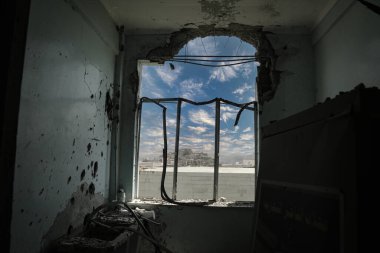 Taiz _ Yemen - 09 Ekim 2016: Yemen 'de savaş tarafından yıkılan bir hastanenin penceresi