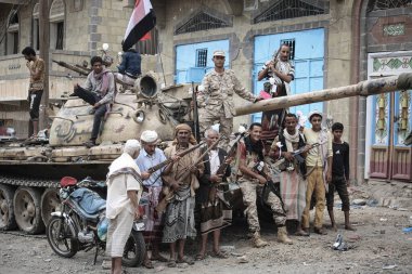Taiz _ Yemen _ 23 Nisan 2015: Taiz City 'de El-Houthi milislerine karşı meşru ordu saflarında savaşan asker .