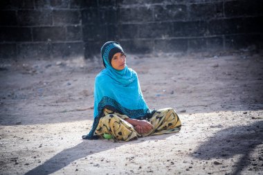 Taiz / Yemen - 16 Mar 2017: Savaş sonucu evinden ayrılan ve şimdi yerlerinden edilen insanlar için kamplarda yaşayan üzgün bir anne .