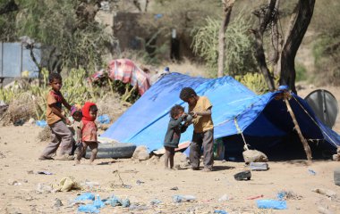 Taiz / Yemen - 09 Şubat 2017: Güney Yemen 'deki Taiz savaşında yerlerinden edilen insanlar için bir kampta bir çocuk su içiyor