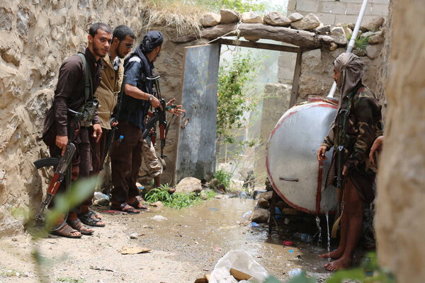 Тайз _ Йемен - 10 августа 2016: Йеменские боевики в рядах Национальной армии во время нападения на объекты ополчения хуситов в городе Тайз