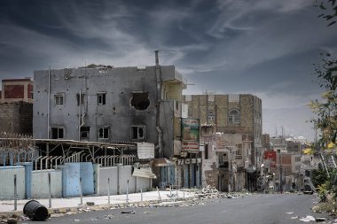 Taiz _ Yemen _ 24 Mayıs 2016: Taiz, Yemen 'de Ulusal Ordu ile Houthi milisleri arasında çıkan şiddetli çatışmalar sonucu yıkılan evler