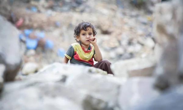 Yemenli bir çocuk devam eden savaştan dolayı yas tutuyor ve Yemen 'in Taiz şehrini kuşatıyor.