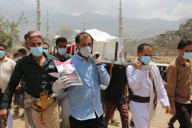 Taiz _ Yemen - 03 Nisan 2021: Yemenliler Taiz, Yemen 'de Coronavirus' un ikinci dalgasının kurbanlarının yasını tutuyorlar