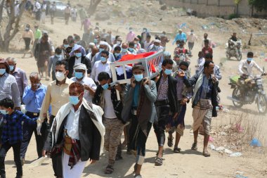 Taiz _ Yemen - 03 Nisan 2021: Yemenliler Taiz, Yemen 'de Coronavirus' un ikinci dalgasının kurbanlarının yasını tutuyorlar