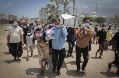 Taiz _ Yemen - 03 Nisan 2021: Yemenliler Taiz, Yemen 'de Coronavirus' un ikinci dalgasının kurbanlarının yasını tutuyorlar