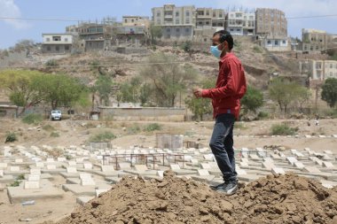 Taiz _ Yemen - 03 Nisan 2021: Taiz, Yemen 'deki Corona salgını nedeniyle ölüler mezarlığında bir Yemenli