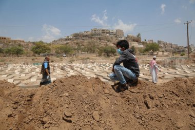 Taiz _ Yemen - 03 Nisan 2021: Taiz, Yemen 'deki Corona salgını nedeniyle ölüler mezarlığında bir Yemenli