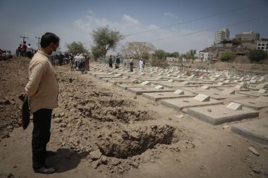 Taiz _ Yemen - 03 Nisan 2021: Taiz, Yemen 'deki Corona salgını nedeniyle ölüler mezarlığında bir Yemenli