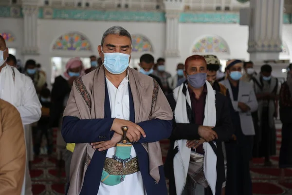 Taiz _ Yemen - 03 Nisan 2021: Taiz kentindeki Corona salgınını önlemek için bir Yemen ağızlık takıyor