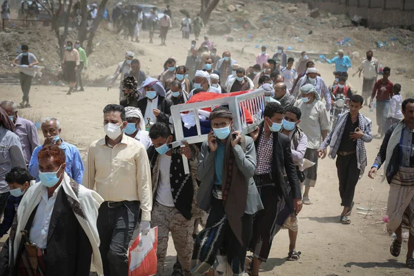 Taiz _ Yemen - 03 Nisan 2021: Yemenliler Taiz, Yemen 'de Coronavirus' un ikinci dalgasının kurbanlarının yasını tutuyorlar